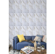 Obývacia izba s obkladom stien vo vzhľade mramoru a modrou pohovkou