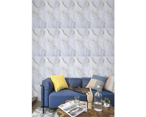 Obývacia izba s obkladom stien vo vzhľade mramoru a modrou pohovkou