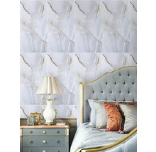 Nástenná dekorácia s bielymi dlaždicami so vzhľadom mramoru v spálni