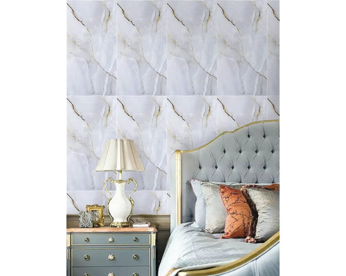 Nástenná dekorácia s bielymi dlaždicami so vzhľadom mramoru v spálni