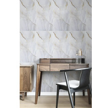 Nástenná dekorácia s obkladmi vzhľadu mramoru, kombinovaná s písacím stolom a stoličkou pre elegantný interiér.