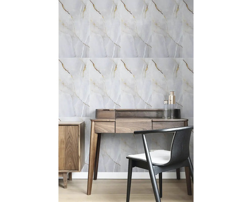 Nástenná dekorácia s obkladmi vzhľadu mramoru, kombinovaná s písacím stolom a stoličkou pre elegantný interiér.