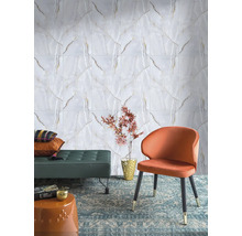 Dekoratívna miestnosť s obkladom stien imitujúcim mramor, stoličkou a lavicou