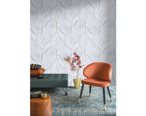 Dekoratívna miestnosť s obkladom stien imitujúcim mramor, stoličkou a lavicou