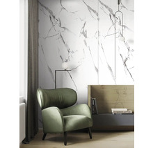 Obývacia izba s kreslom, lampou a stenovými panelmi s mramorovým vzhľadom