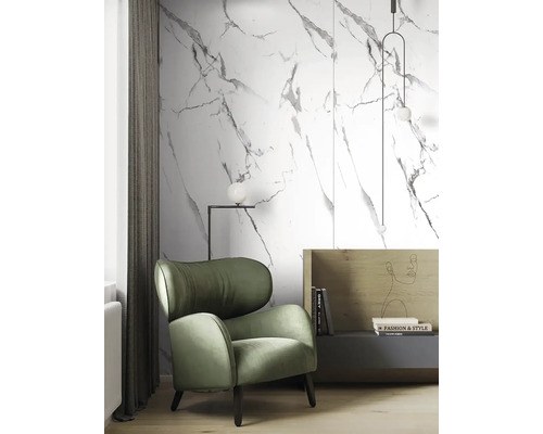 Obývacia izba s kreslom, lampou a stenovými panelmi s mramorovým vzhľadom