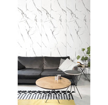 Obývacia izba so sivou pohovkou, stolom a stenovými panelmi s mramorovým vzhľadom