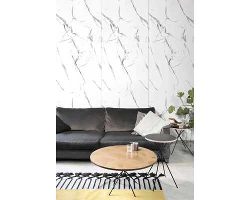 Obývacia izba so sivou pohovkou, stolom a stenovými panelmi s mramorovým vzhľadom