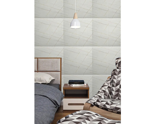 Spálňa s obkladom stien vo vzhľade mramoru, posteľou, nočným stolíkom a lampou