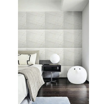 Spálňa s obkladom stien s mramorovým vzhľadom, nočným stolíkom a osvetlením