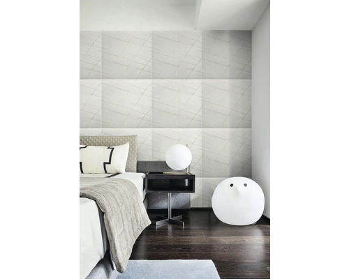 Spálňa s obkladom stien s mramorovým vzhľadom, nočným stolíkom a osvetlením