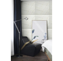 Moderná spálňa s obkladom stien so vzorom, čiernym kreslom a stojacou lampou