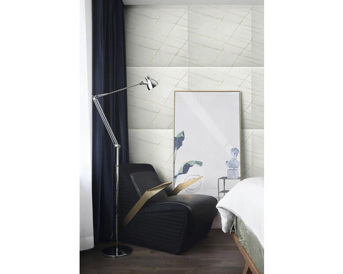 Moderná spálňa s obkladom stien so vzorom, čiernym kreslom a stojacou lampou