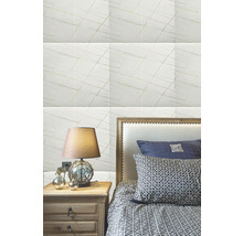 Spálňa s obkladom stien so vzhľadom mramoru, nočným stolíkom a posteľou