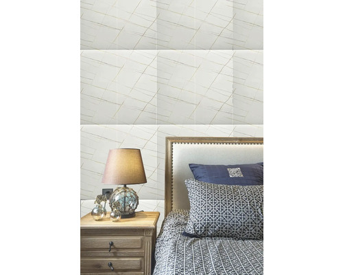 Spálňa s obkladom stien so vzhľadom mramoru, nočným stolíkom a posteľou