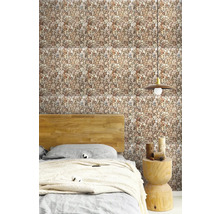 Spálňa s obkladovými dlaždicami so vzhľadom kameňa, nočným stolíkom a posteľou