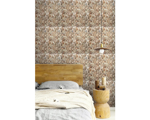Spálňa s obkladovými dlaždicami so vzhľadom kameňa, nočným stolíkom a posteľou