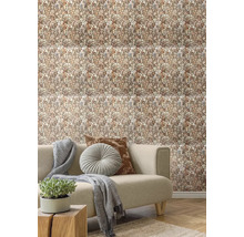 Obývacia izba s obkladom stien vo vzhľade okruhliakov, pohovkou a dekoráciou.