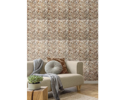 Obývacia izba s obkladom stien vo vzhľade okruhliakov, pohovkou a dekoráciou.