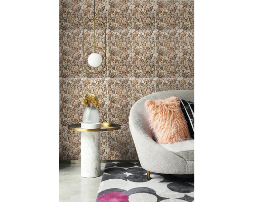 Dekoratívna obývacia izba s obkladom stien vo vzhľade kameňa, lampou, odkladacím stolíkom a kreslom.