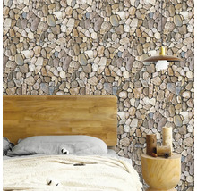Spálňa s tapetou s kamenným vzhľadom, posteľou a nočným stolíkom