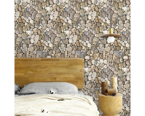 Spálňa s tapetou s kamenným vzhľadom, posteľou a nočným stolíkom