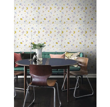 Jedáleň s jedálenským stolom, stoličkami a stenovými panelmi so vzorom