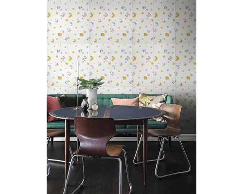 Jedáleň s jedálenským stolom, stoličkami a stenovými panelmi so vzorom