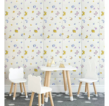 Detská izba s tapetou so vzorom motýľov a kvetov, detským stolom a stoličkami