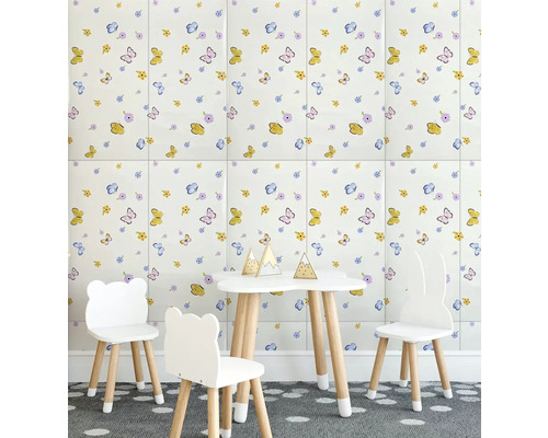 Detská izba s tapetou so vzorom motýľov a kvetov, detským stolom a stoličkami