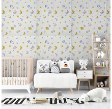 Detská izba s detskou postieľkou, pohovkou, regálom a nástennými dlaždicami s motýlím vzorom