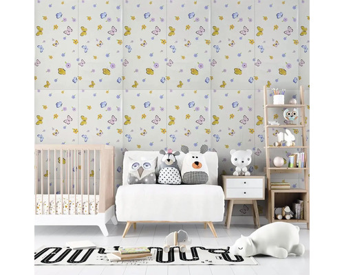 Detská izba s detskou postieľkou, pohovkou, regálom a nástennými dlaždicami s motýlím vzorom