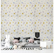 Detská izba s obkladom zdobeným kvetmi a motýľmi.