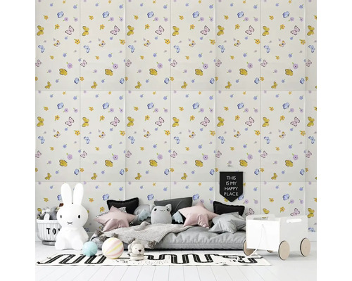 Detská izba s obkladom zdobeným kvetmi a motýľmi.