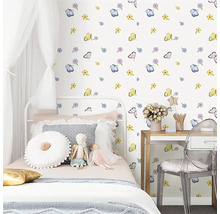 Detská izba s posteľou, písacím stolom a tapetou so vzormi kvetov a motýľov