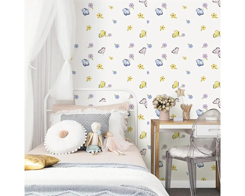 Detská izba s posteľou, písacím stolom a tapetou so vzormi kvetov a motýľov