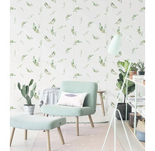 Svetlá miestnosť s kreslom, stoličkou, stojacou lampou a obkladačkami so vzorom listov