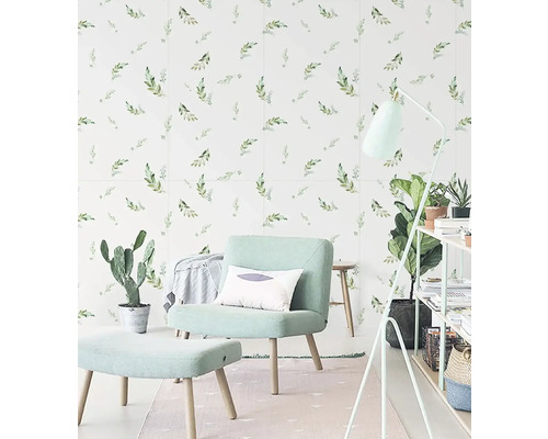 Svetlá miestnosť s kreslom, stoličkou, stojacou lampou a obkladačkami so vzorom listov