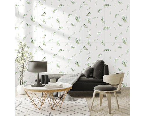 Obývacia izba s kvetinovým vzorom na stene, pohovkou, stolom, stoličkou a kobercom pre svetlú a priateľskú atmosféru.