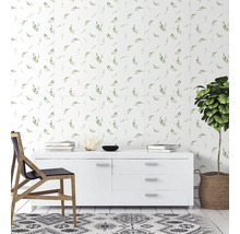 Svetlá izba s obkladačkami, komodou, stoličkou, kobercom a izbovou rastlinou