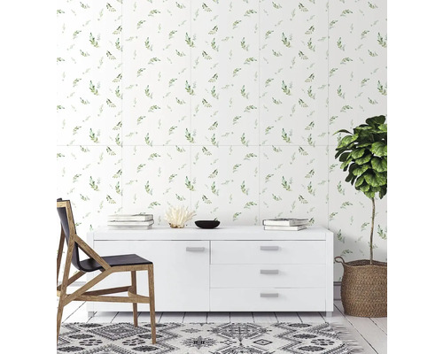 Svetlá izba s obkladačkami, komodou, stoličkou, kobercom a izbovou rastlinou