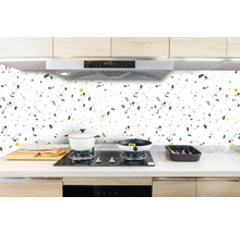 Kuchynská scéna s ochranou proti striekajúcej vode vo vzhľade terazzo