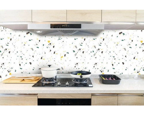 Kuchynská scéna s ochranou proti striekajúcej vode vo vzhľade terazzo