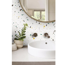 Kúpeľňové umývadlo so zrkadlom a terazzovou dlažbou