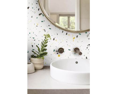 Kúpeľňové umývadlo so zrkadlom a terazzovou dlažbou