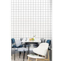 Jedáleň s jedálenským stolom, stoličkami a tapetou so štvorcovým vzorom