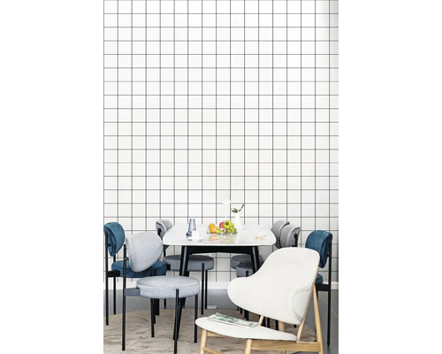 Jedáleň s jedálenským stolom, stoličkami a tapetou so štvorcovým vzorom