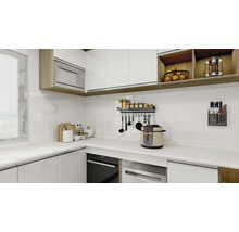 Svetlá kuchyňa s bielymi skrinkami, kuchynskými potrebami a spotrebičmi