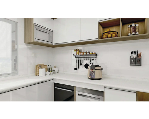 Svetlá kuchyňa s bielymi skrinkami, kuchynskými potrebami a spotrebičmi