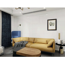 Svetlá obývacia izba s pohovkou, konferenčným stolíkom a dekoráciami